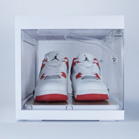 Premium LED Sneakerbox - stapelbar mit Touch & automatischer Tür