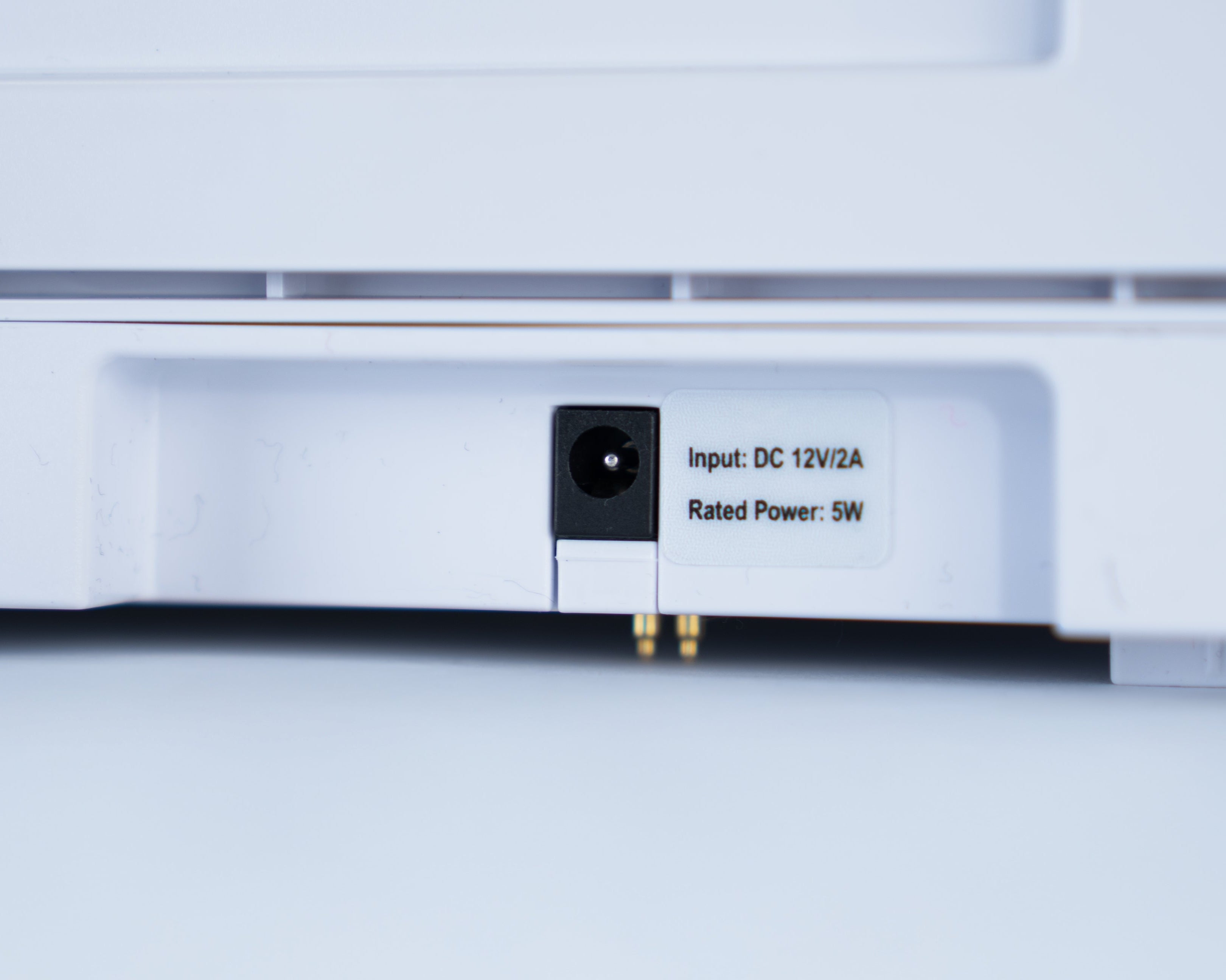 Premium LED Sneakerbox - stapelbar mit Touch & automatischer Tür